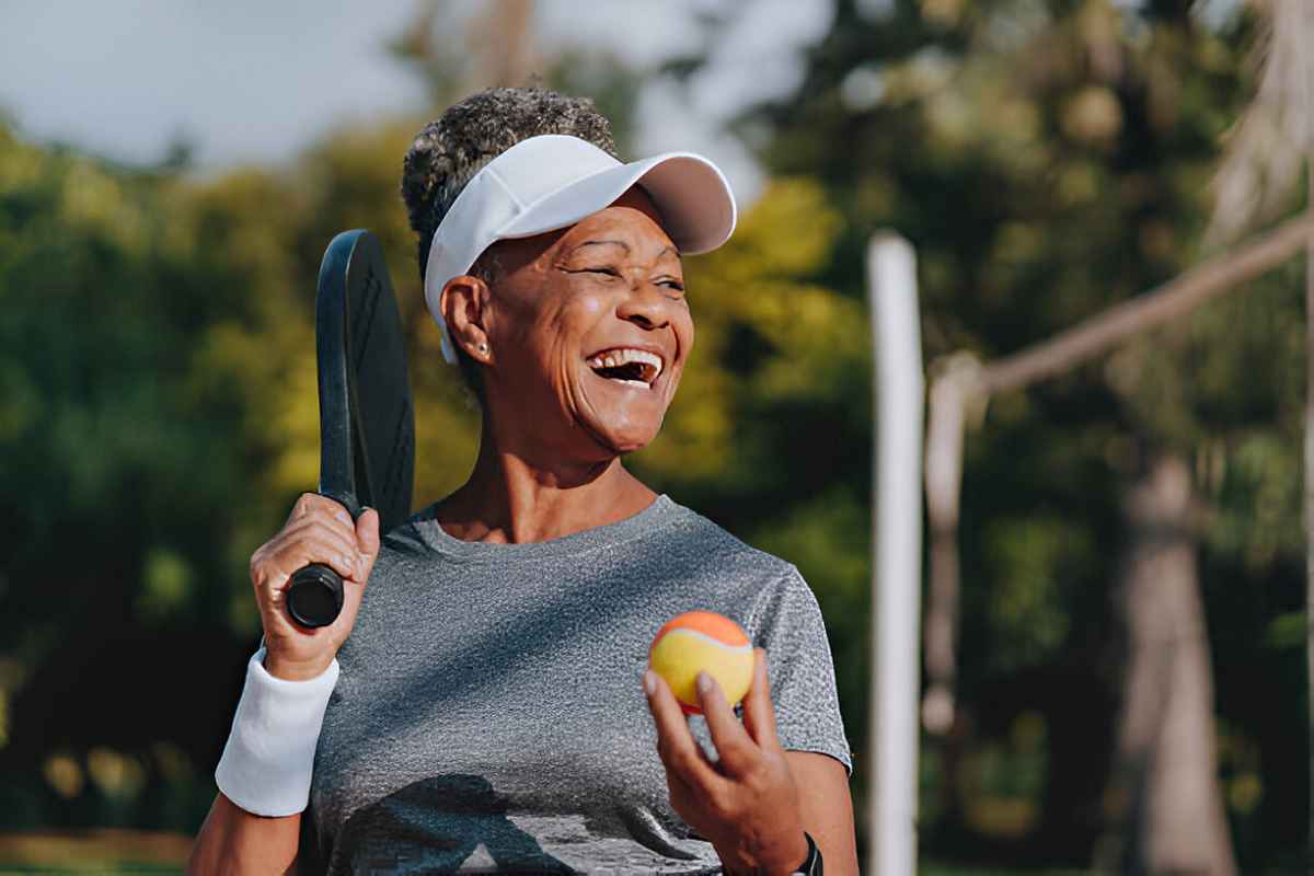 Porträt-Senior-Frau-Beach-Tennis