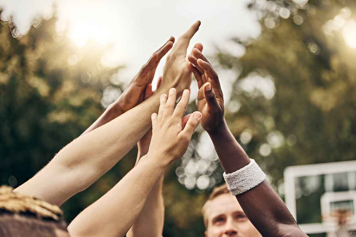 Spiel spielen und Sportler die Hand schütteln